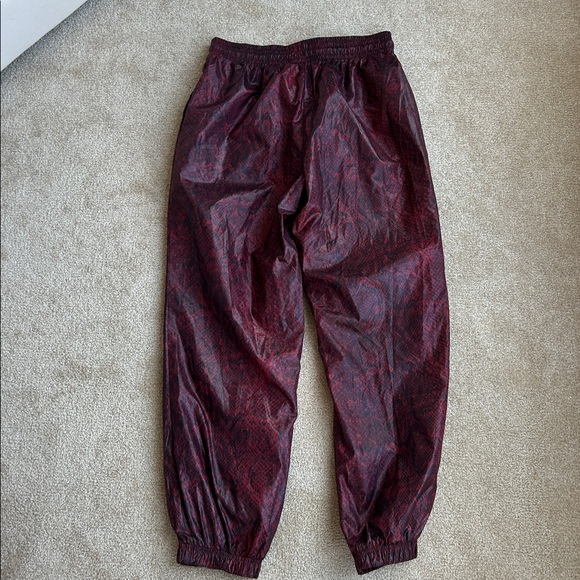 Women’s Nike Windbreaker Red Snakeskin size Small Lightweight Joggers Running - Picture 6 of 6